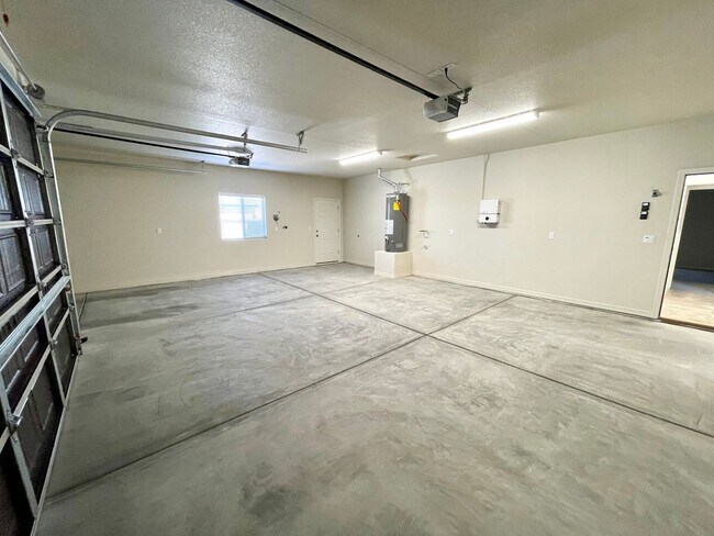 Building Photo - Beautiful 3 Bedroom Home in Southern Vistas w/ Solar!