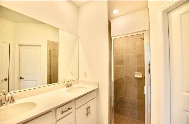 Building Photo - ***BEAUTIFUL - ANNUAL RENTAL***NEWER CONST...