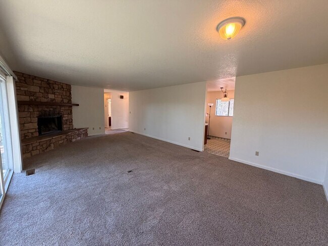 Building Photo - Lovely home in Marina available NOW!