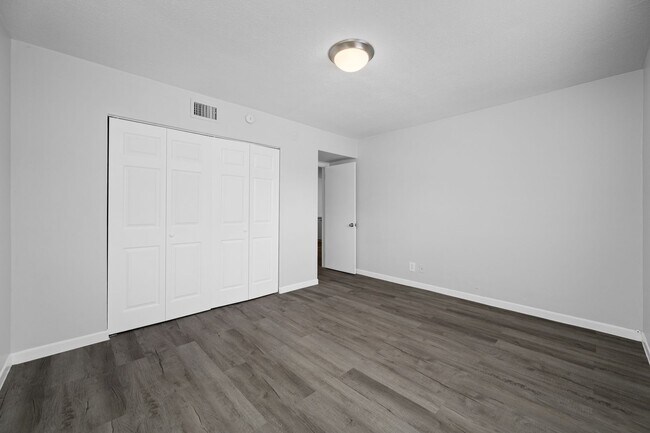 Building Photo - 1 BR / 1 Bath Unit