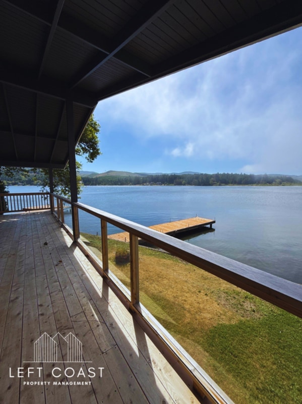 Building Photo - 744 NE Lake Dr