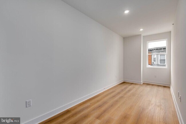 Building Photo - 1224 W Silver St