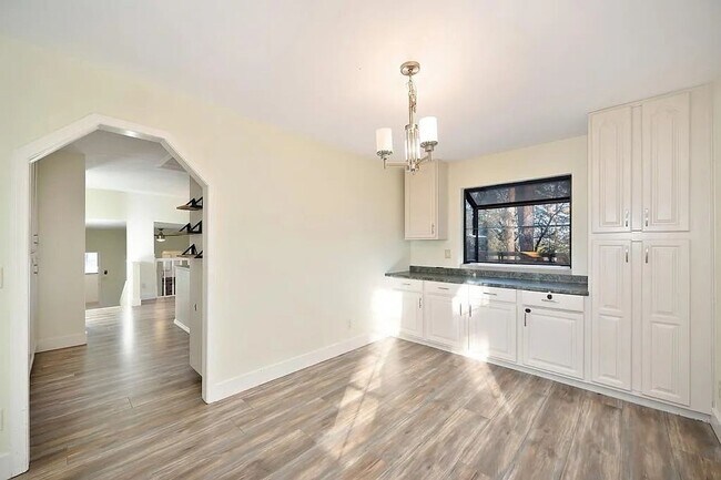 Building Photo - Beautiful 3BR/3BA Home on 1 Acre in Gated ...