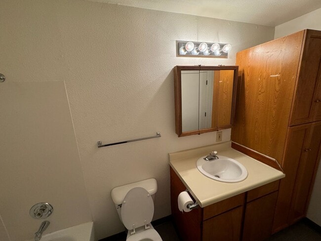 Building Photo - 1 BD, 1 BA Apartment Nestled Back on a Cul-de-Sac