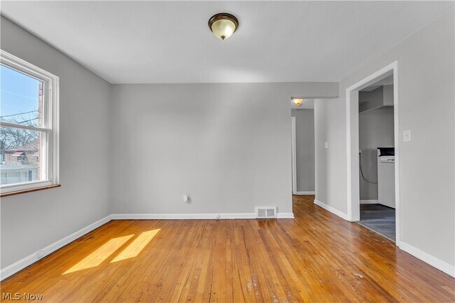 Building Photo - 494 E 222nd St
