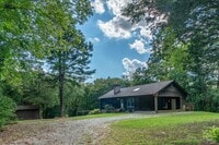 Building Photo - Meticulously maintained property with a st...
