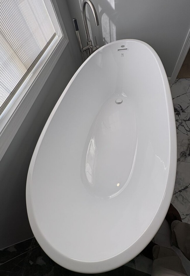 Building Photo - Spacious and Stylish 2 bedroom, 2 bath condo is desirable Coachman's Ridge complex