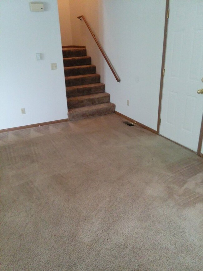 Building Photo - Great 2 Bed 2 Bath 1 Car Garage Split Level Duplex