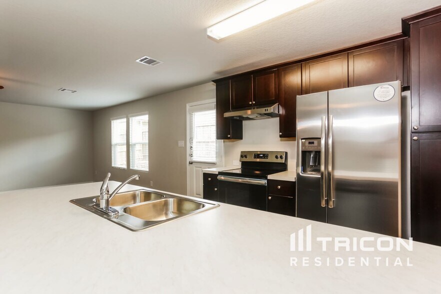 Building Photo - 1932 Bluethroat