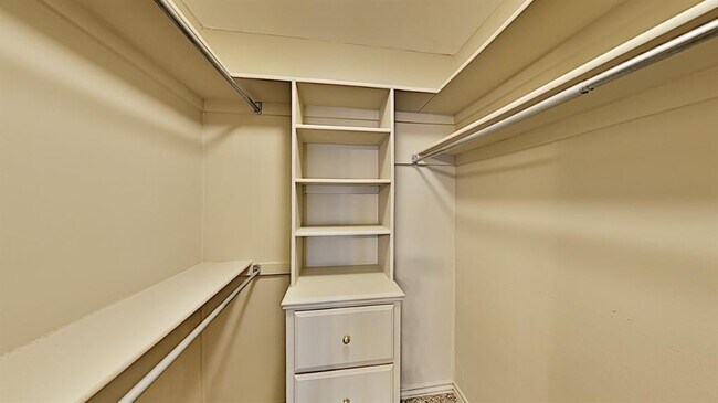 Building Photo - 6808 Sandlewood Dr