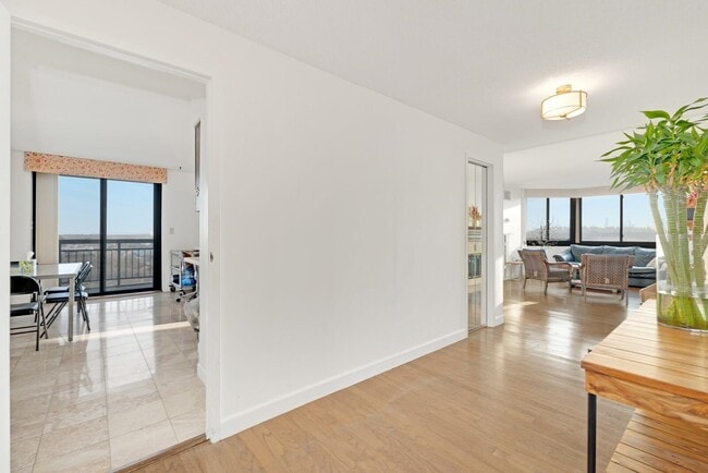 Building Photo - 1733 Harmon Cove Tower