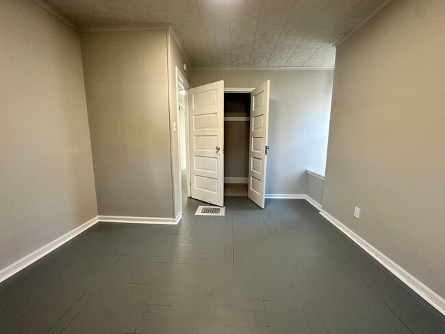 Building Photo - Five Bedroom House Available in Battle Creek