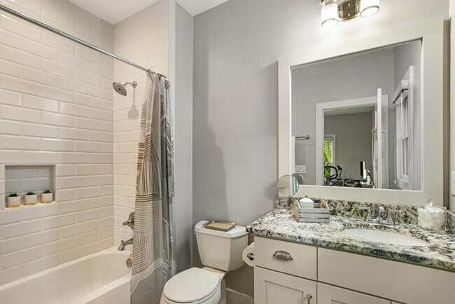 Building Photo - 782 Piedmont Way NE