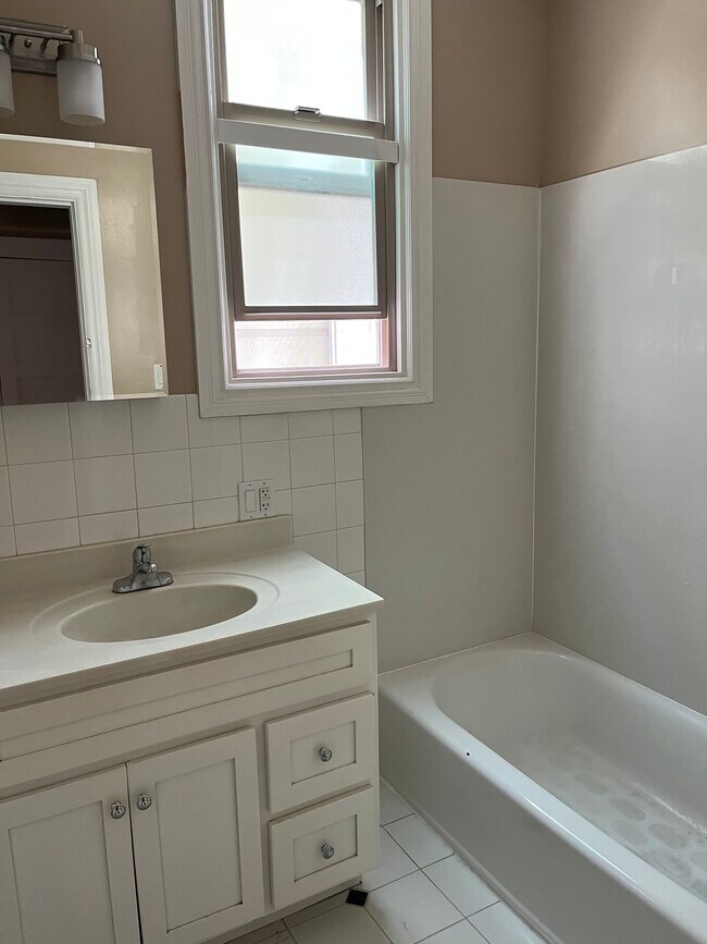 Building Photo - 445 Chestnut St