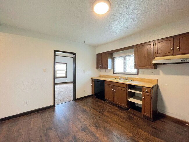Building Photo - 3 Bed, 2 Bath in South Hutchinson