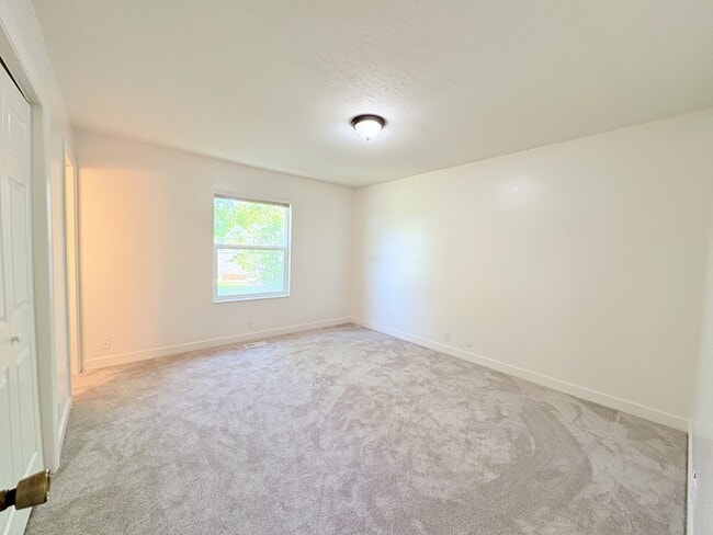 Building Photo - 1616 S 400 W St