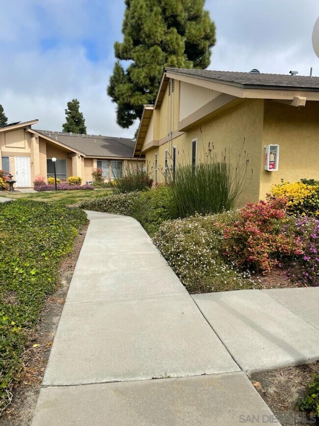 Building Photo - 608 Persimmon Way