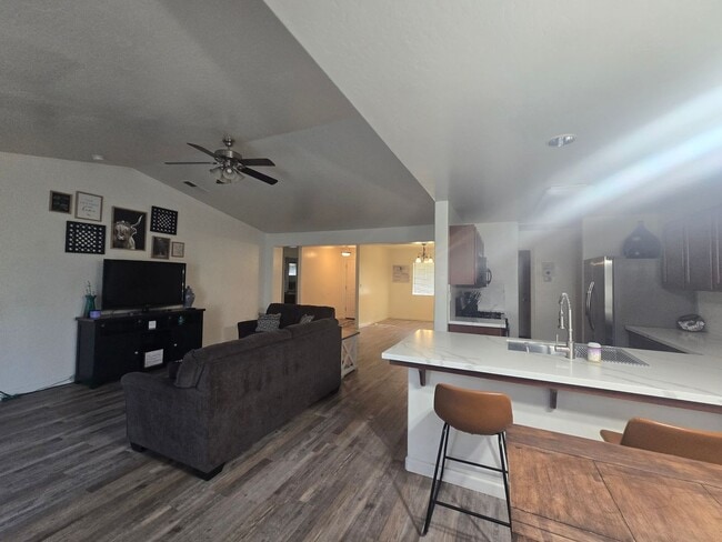 Building Photo - Beautiful 3BD 2BA home for rent in Hanford!