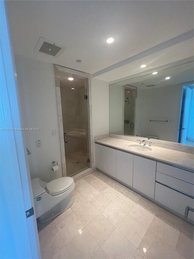 Building Photo - 16047 Collins Ave