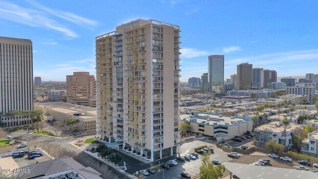 Building Photo - 207 W Clarendon Ave