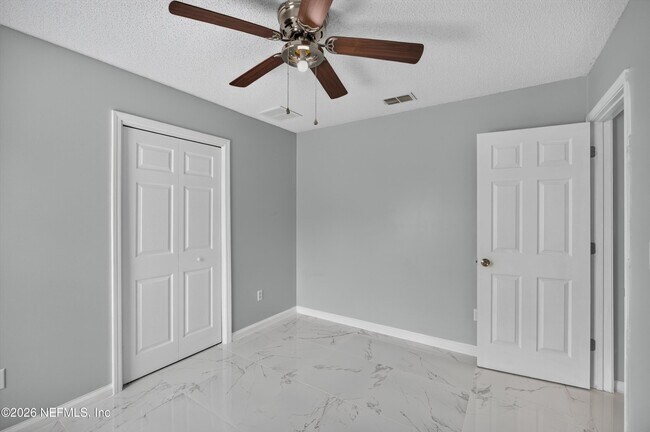Building Photo - 490 Hillside Dr
