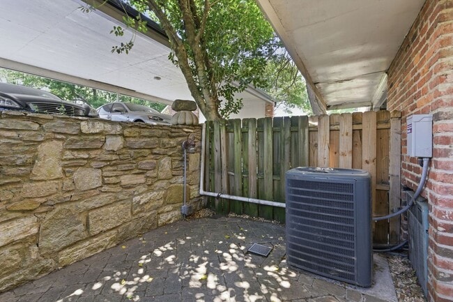 Building Photo - Updated condo in the heart of Green Hills!