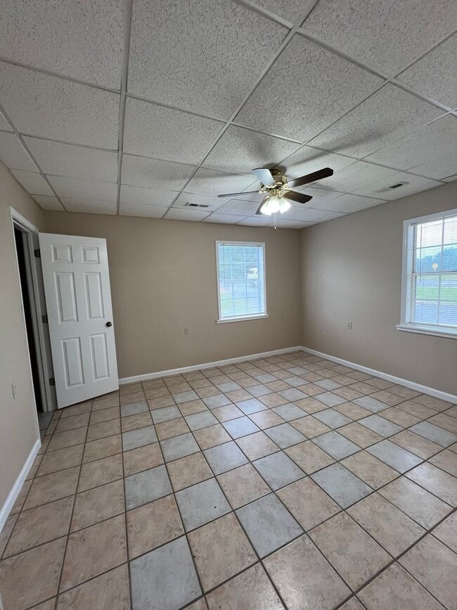 Building Photo - 3 Bedroom, 1 Bath Home