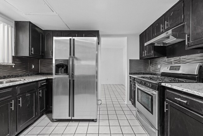 Building Photo - Happiness on Harcourt!