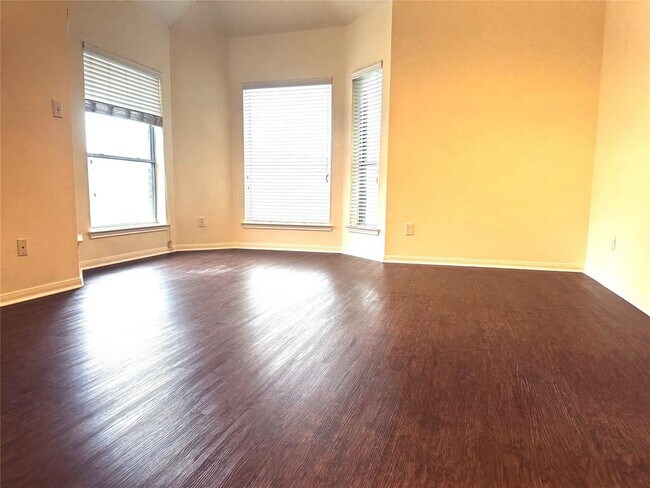 Building Photo - 3623 Pine Valley Dr