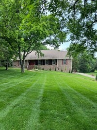 Building Photo - Single Family Home on almost an acre, 4 be...
