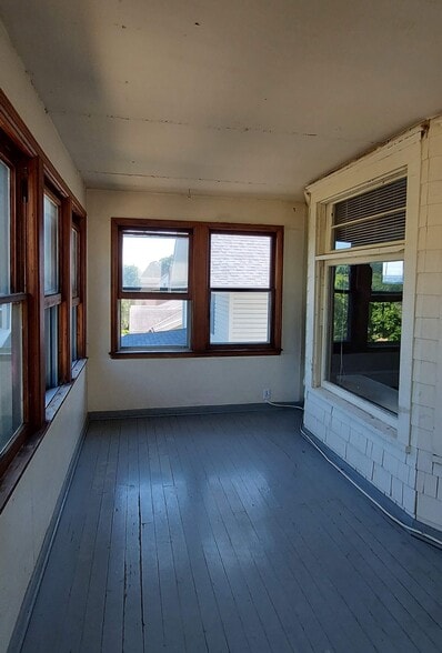 Three Season Front Porch - 2024 Grand Ave S