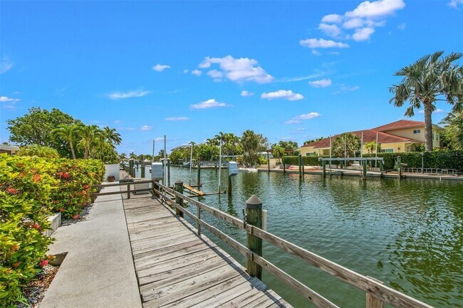 Building Photo - 614 Gladstone Ln