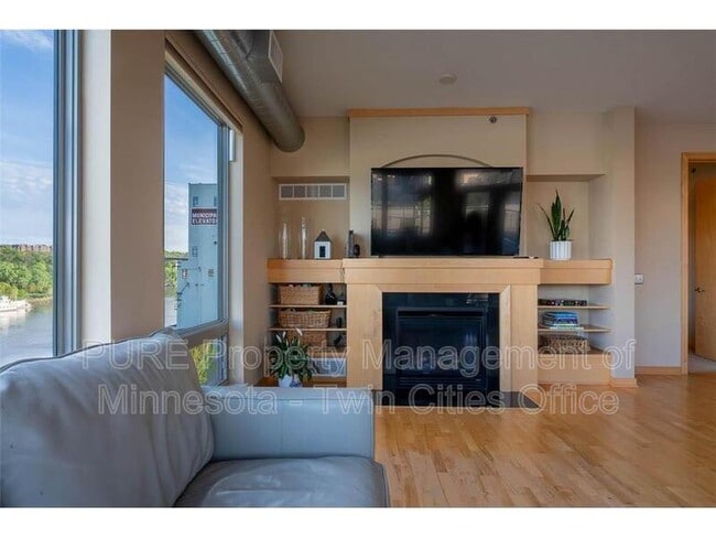 Building Photo - 240 Spring St