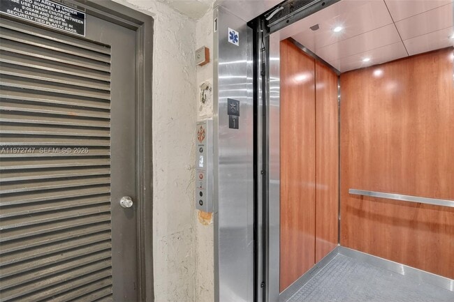 Building Photo - 3300 W Rolling Hills Cir