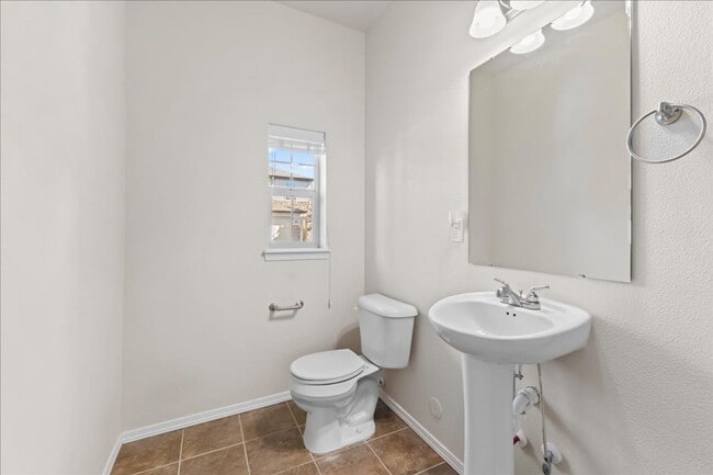 Building Photo - Centrally Located 3 Bedroom 2.5 Bathroom Home