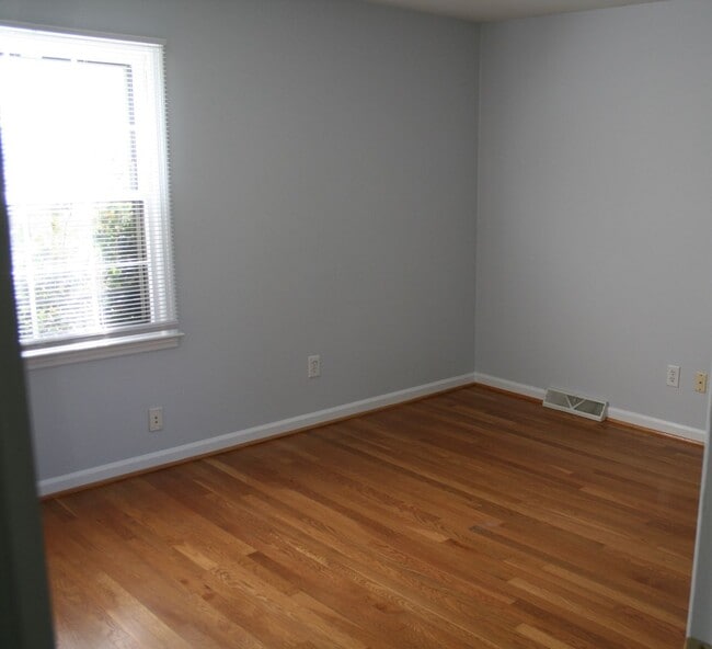 Building Photo - Lansdowne home with easy access to Nicholasville Rd  260602