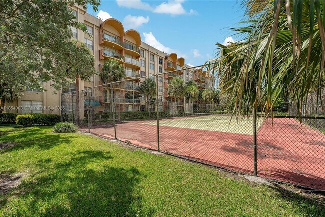 Building Photo - 9310 Fontainebleau Blvd