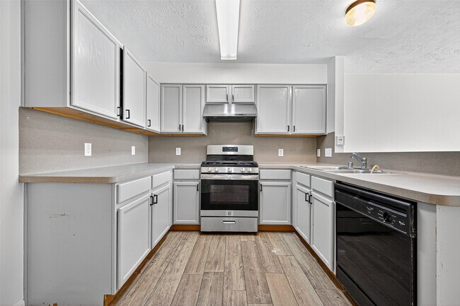 Building Photo - 1902 Sugar Pine Cir