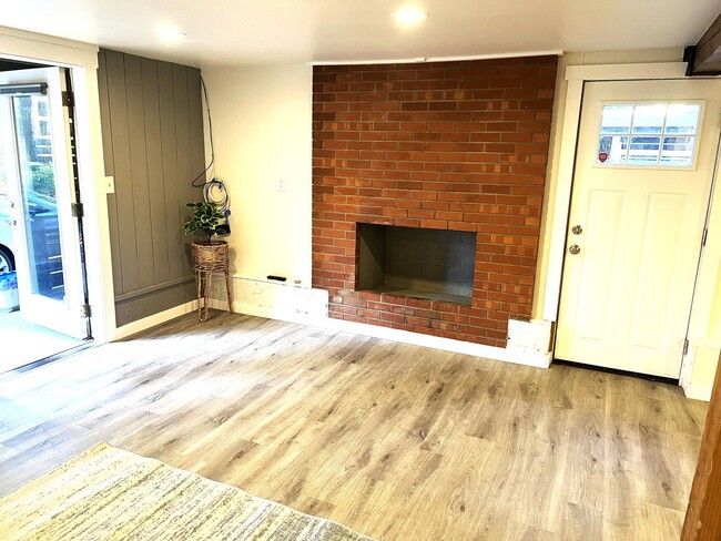 Building Photo - Serene, private setting in the Seahurst neighborhood