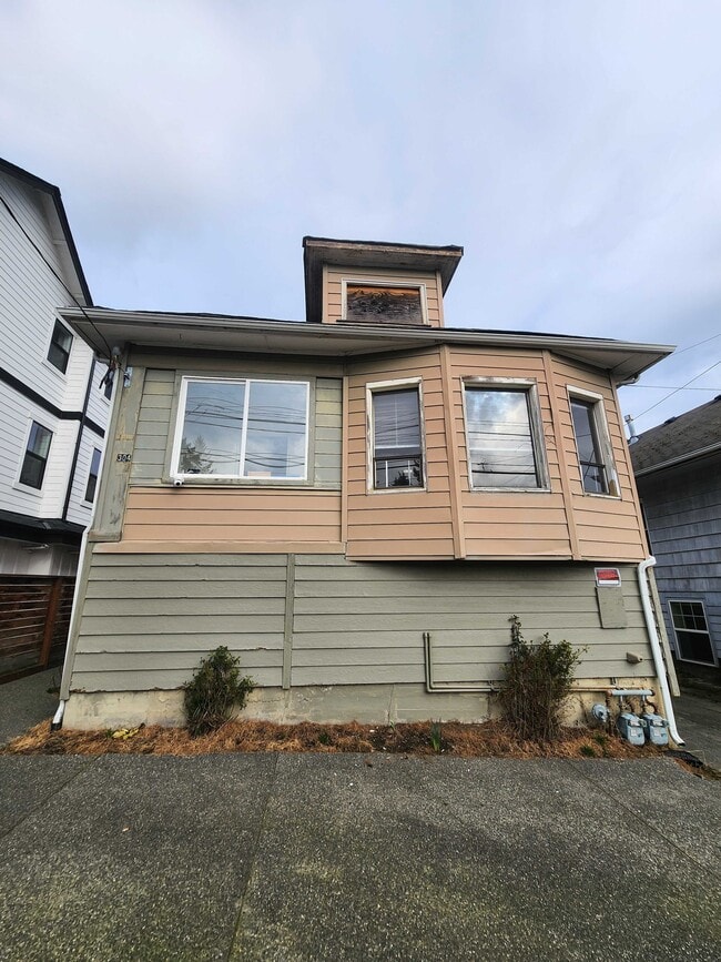 Building Photo - 304 NE 50th St