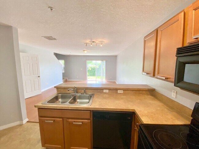 Building Photo - 3/2.5 Townhouse For Rent in SouthMeadow