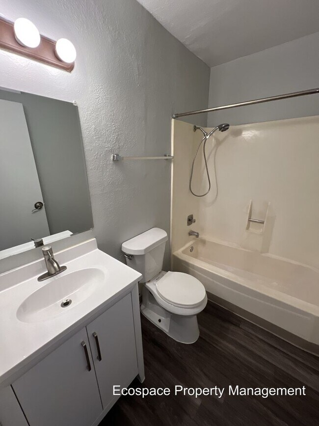 Building Photo - 2 Bedroom 1 Bathroom Garden Level Apartmen...