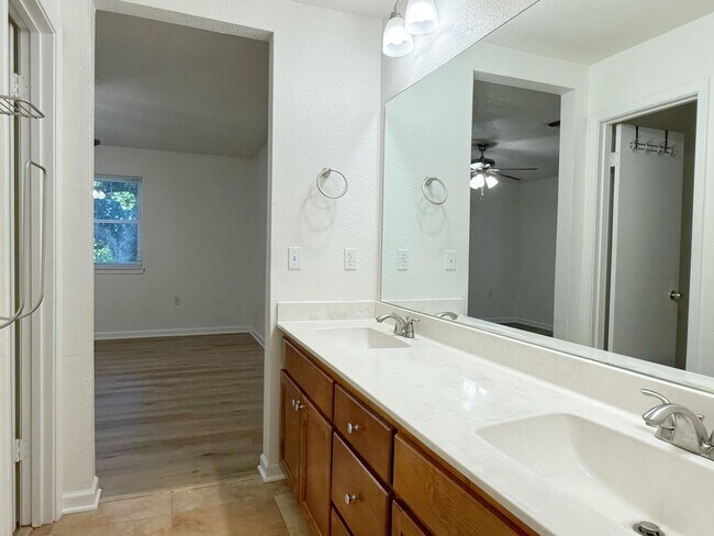 Building Photo - 606 Bayou Ln