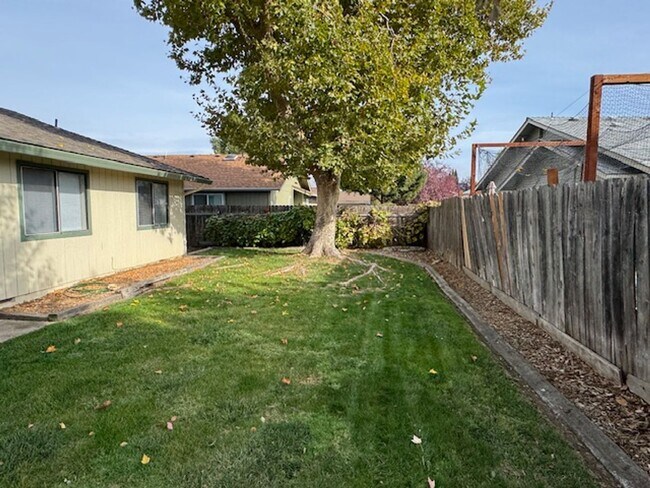 Building Photo - SINGLE LEVEL 3 BEDROOM HOME, FENCED IN YARD