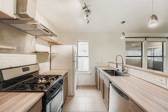 Building Photo - 4902 Parell Path