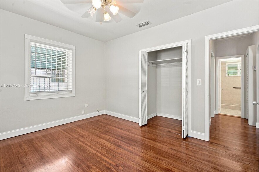 Building Photo - 2920 SW 38th Ct