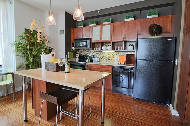 Building Photo - 19 E Lake St