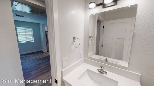 Building Photo - 2 br, 1 bath Apartment - 906 E Roma Avenue