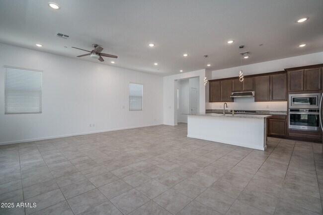 Building Photo - 14084 W Desert Flower Dr