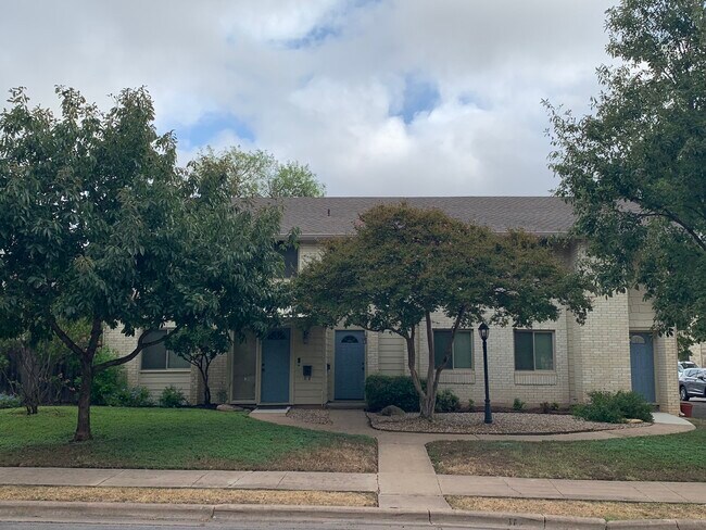 Primary Photo - 3214 Crosscreek Dr